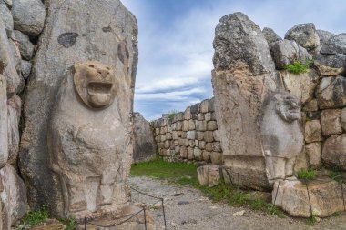 Hattusa antik kenti, Hitit İmparatorluğu 'nun başkenti Corum' un sınırları içinde yer alır. Şehrin duvarları, tüneller, heykeller, peyzaj kabinleri kapılar.