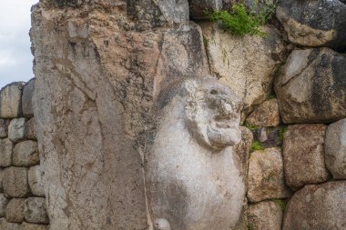 Hattusa antik kenti, Hitit İmparatorluğu 'nun başkenti Corum' un sınırları içinde yer alır. Şehrin duvarları, tüneller, heykeller, peyzaj kabinleri kapılar.