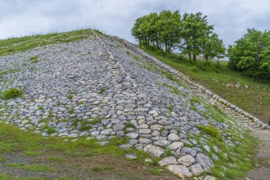 Hattusa antik kenti, Hitit İmparatorluğu 'nun başkenti Corum' un sınırları içinde yer alır. Şehrin duvarları, tüneller, heykeller, peyzaj kabinleri kapılar.