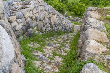 Hattusa antik kenti, Hitit İmparatorluğu 'nun başkenti Corum' un sınırları içinde yer alır. Şehrin duvarları, tüneller, heykeller, peyzaj kabinleri kapılar.
