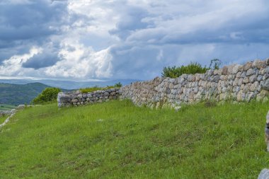 Hattusa antik kenti, Hitit İmparatorluğu 'nun başkenti Corum' un sınırları içinde yer alır. Şehrin duvarları, tüneller, heykeller, peyzaj kabinleri kapılar.