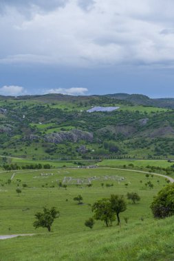 Hattusa antik kenti, Hitit İmparatorluğu 'nun başkenti Corum' un sınırları içinde yer alır. Şehrin duvarları, tüneller, heykeller, peyzaj kabinleri kapılar.