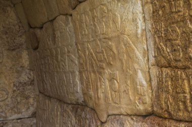 Hattusa antik kenti, Hitit İmparatorluğu 'nun başkenti Corum' un sınırları içinde yer alır. Şehrin duvarları, tüneller, heykeller, peyzaj kabinleri kapılar.