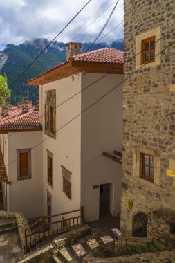 Trabzon Sumela Manastırı etrafındaki manzaralar, binalar ve yapılar ve içerideki Hristiyan dünyasının ikonları.