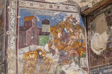 Trabzon Sumela Manastırı etrafındaki manzaralar, binalar ve yapılar ve içerideki Hristiyan dünyasının ikonları.