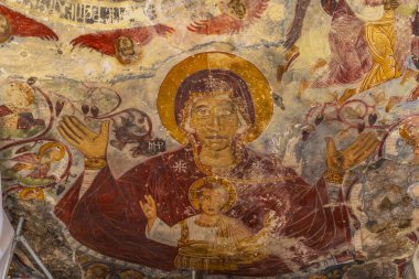 Trabzon Sumela Manastırı etrafındaki manzaralar, binalar ve yapılar ve içerideki Hristiyan dünyasının ikonları.