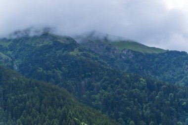 Trabzon Sumela Manastırı etrafındaki manzaralar, binalar ve yapılar ve içerideki Hristiyan dünyasının ikonları.