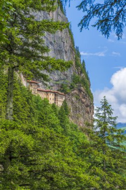 Trabzon Sumela Manastırı etrafındaki manzaralar, binalar ve yapılar ve içerideki Hristiyan dünyasının ikonları.