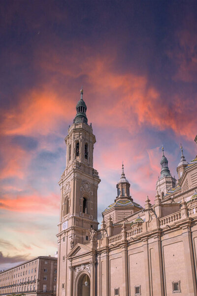 испанская архитектура города Сарагоса и ландшафты красочные облака заката и свет