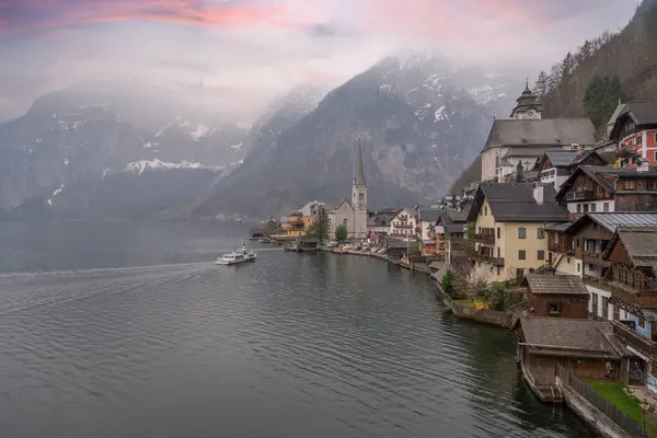 奥地利梦幻小镇哈尔斯塔特的宏伟宣传照片 冬季的日落色彩和云彩令人叹为观止 — 图库照片