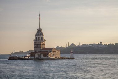 İstanbul 'un turistik noktalarından biri olan Maiden' s Tower, gün batımında ve mavi saatlerde çekilen fotoğraflar
