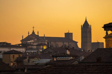 Emilia Romagna bölgesinin Bologna başkenti kent mimarisi, tarihi binalar, Maggiore Meydanı, San Petriono Bazilikası,