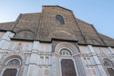 Emilia Romagna bölgesinin Bologna başkenti kent mimarisi, tarihi binalar, Maggiore Meydanı, San Petriono Bazilikası,