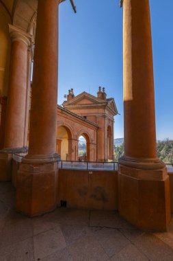 Madonna di San Luca Bazilikası 'nın iç ve dış görüntüleri Bologna şehrinin sembollerinden biridir.