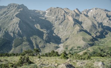 Çeşitli açılardan Bolkar dağları yeşil renkli doğa akan su gölleri bulutlu gökyüzü ve dik kaya formları