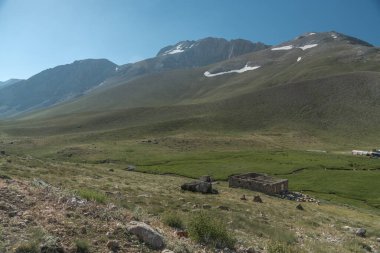 Çeşitli açılardan Bolkar dağları yeşil renkli doğa akan su gölleri bulutlu gökyüzü ve dik kaya formları