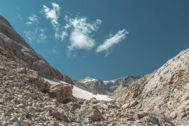 Çeşitli açılardan Bolkar dağları yeşil renkli doğa akan su gölleri bulutlu gökyüzü ve dik kaya formları