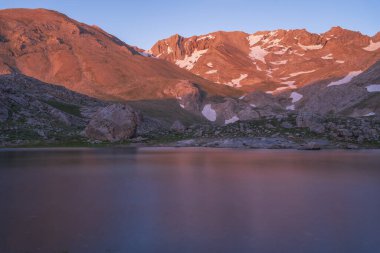Çeşitli açılardan Bolkar dağları yeşil renkli doğa akan su gölleri bulutlu gökyüzü ve dik kaya formları