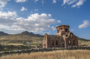 Nigde 'de kızıl kilise harabeleri, günbatımı renkleri ve gökyüzünde bulutlar.