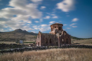 Nigde 'de kızıl kilise harabeleri, günbatımı renkleri ve gökyüzünde bulutlar.
