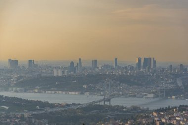 İstanbul Boğazı Köprüsü, gün batımında ve akşam ışıklarında gökyüzünde renkli bulutlarla