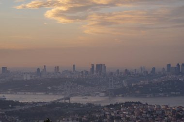 İstanbul Boğazı Köprüsü, gün batımında ve akşam ışıklarında gökyüzünde renkli bulutlarla