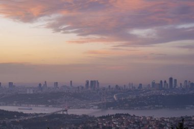 İstanbul Boğazı Köprüsü, gün batımında ve akşam ışıklarında gökyüzünde renkli bulutlarla