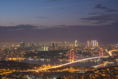 İstanbul Boğazı Köprüsü, gün batımında ve akşam ışıklarında gökyüzünde renkli bulutlarla
