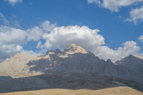 Красные горы расширение Таурус горы гармония заката цветные облака и крутые скалы его окрестностях с небом