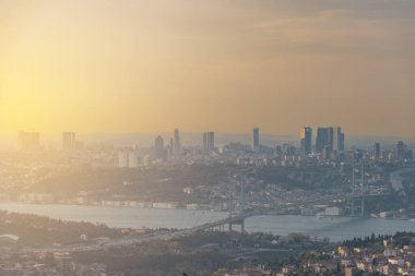 İstanbul Boğazı Köprüsü, gün batımında ve akşam ışıklarında gökyüzünde renkli bulutlarla