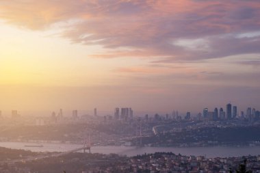 İstanbul Boğazı Köprüsü, gün batımında ve akşam ışıklarında gökyüzünde renkli bulutlarla