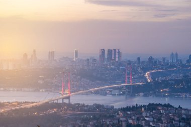 İstanbul Boğazı Köprüsü, gün batımında ve akşam ışıklarında gökyüzünde renkli bulutlarla