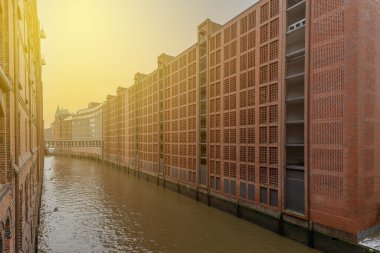 Almanya 'nın ikinci büyük kenti Hamburg caddeleri kanallar ve sembolik binalar kar, renkli bulutlu gökyüzü ve kışın gün ışığı