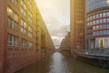 Almanya 'nın ikinci büyük kenti Hamburg caddeleri kanallar ve sembolik binalar kar, renkli bulutlu gökyüzü ve kışın gün ışığı