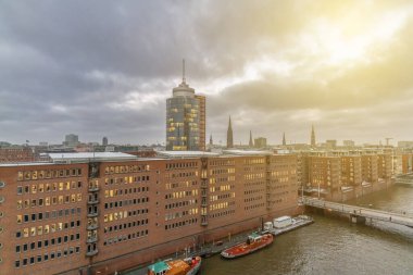 Almanya 'nın ikinci büyük kenti Hamburg caddeleri kanallar ve sembolik binalar kar, renkli bulutlu gökyüzü ve kışın gün ışığı