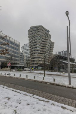 Almanya 'nın ikinci büyük kenti Hamburg caddeleri kanallar ve sembolik binalar kar, renkli bulutlu gökyüzü ve kışın gün ışığı