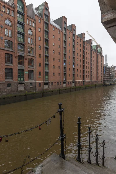Almanya 'nın ikinci büyük kenti Hamburg caddeleri kanallar ve sembolik binalar kar, renkli bulutlu gökyüzü ve kışın gün ışığı