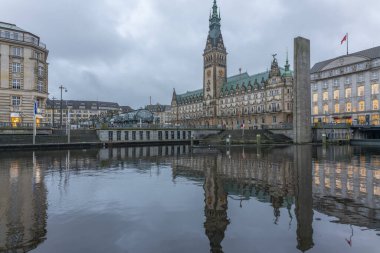 Almanya 'nın ikinci büyük kenti Hamburg caddeleri kanallar ve sembolik binalar kar, renkli bulutlu gökyüzü ve kışın gün ışığı