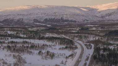 Deniz kenarı bir körfezde gün batımında ve renkli hava fotoğraflarında