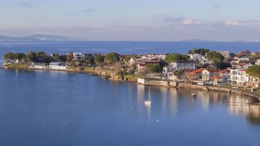 Deniz kenarı bir körfezde gün batımında ve renkli hava fotoğraflarında