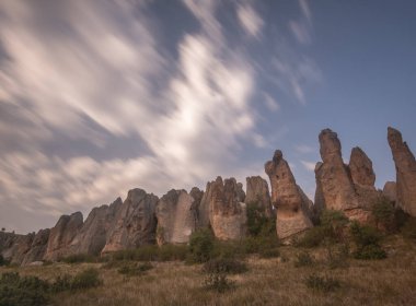 Anadolu 'daki Phrygian Vadisi ve Phrygian İmparatorluğu' ndan eşsiz kaya oymalı yerleşimlerin gece gündüz görüntüleri..