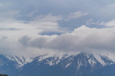 Bursa uludag gokoz gölet yansıması bulutlar ve doğal bitki örtüsü