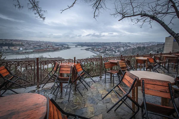 İstanbul Eyup Sultan Mezarlığı ve Pierre Loti Tepesi 'ndeki kafenin genel manzarası.