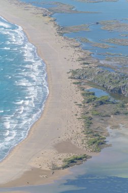 Mugla Dalaman Gölü ve İztuzu Sahili yukarıdan denize açılıyor.