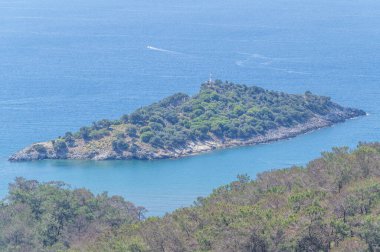 Mugla Dalaman Gölü ve İztuzu Sahili yukarıdan denize açılıyor.