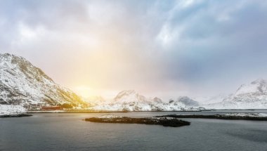 Norveç Lofoten plajı. Kırmızı evler. Havadaki bulutlar.