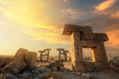 Usak 'ın sınırları içinde yer alan antik Blaundus şehrinin gündüz ve gece görüntüleri.