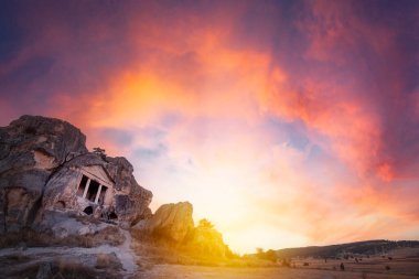 Anadolu 'daki Phrygian Vadisi ve Phrygian İmparatorluğu' ndan eşsiz kaya oymalı yerleşimlerin gece gündüz görüntüleri..