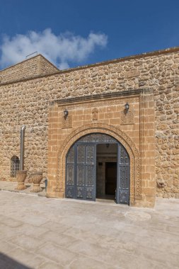 Mardin Midyat bölgesi Mor Gabriel Manastırı. Mavi gökyüzü ile çekilmiş eşsiz mimari detaylar.