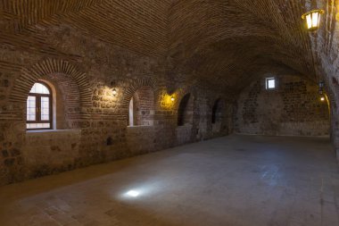 Mardin Midyat bölgesi Mor Gabriel Manastırı. Mavi gökyüzü ile çekilmiş eşsiz mimari detaylar.